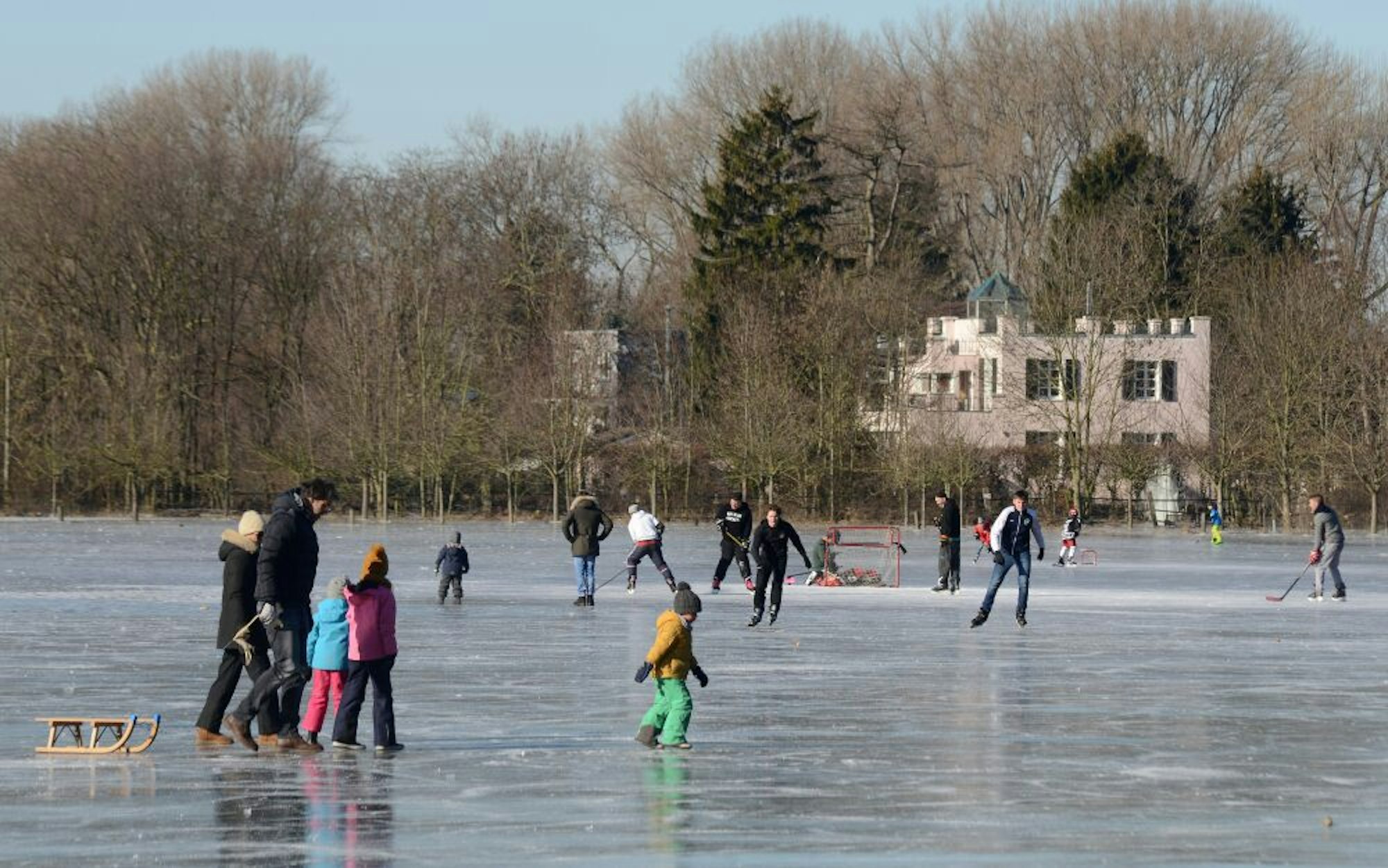 Eislaufen auf zugefrorenen Wiesen in Rodenkirchen
