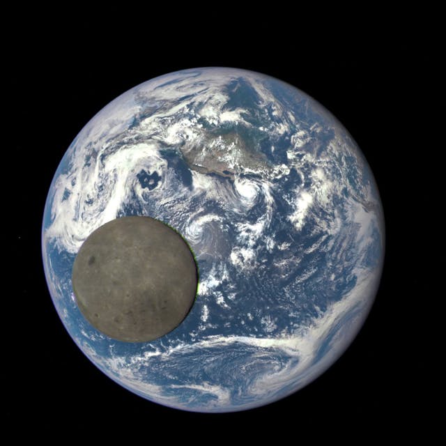 Die dunkle Seite des Mondes zusammen mit der Erde, fotografiert aus 1,6 Millionen Kilometer Entfernung.