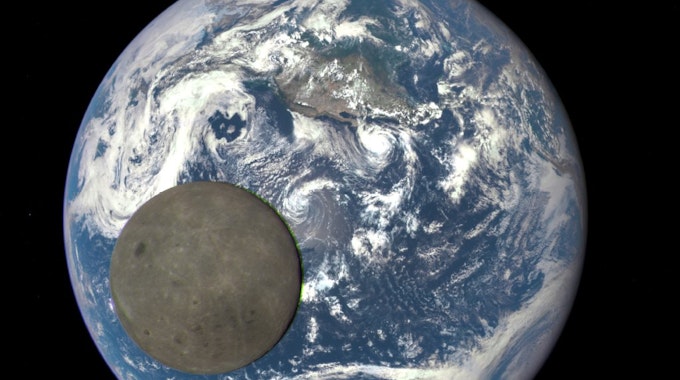 Die dunkle Seite des Mondes zusammen mit der Erde, fotografiert aus 1,6 Millionen Kilometer Entfernung.