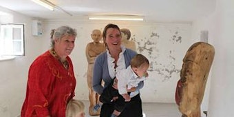 Gesichter einer Ausstellung: Künstlerin Almut Ruepp betrachtet mit ihrer Mutter und ihren Kindern die Werke Wolfgang Metzlers. (Bild: Hilgers)