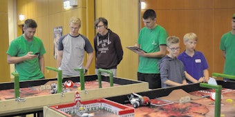 Beim Roboterwettbewerb hofften Fynn Osterfeld und Lukas Freudenberg (2. und 3. von links) auf ein gutes Ergebnis.