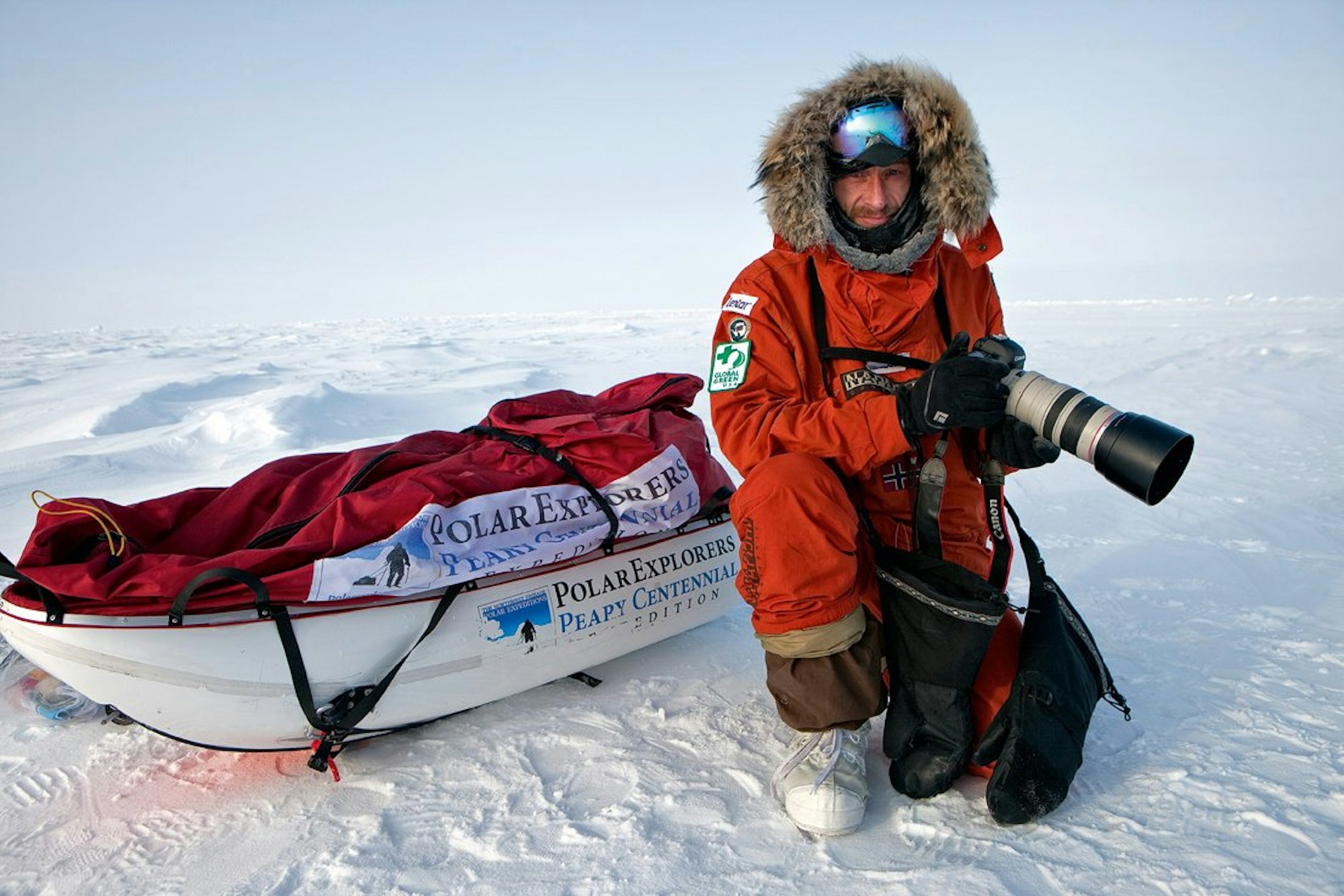 Fotograf Sebastian Copeland in Schutzkleidung gegen die Kälte