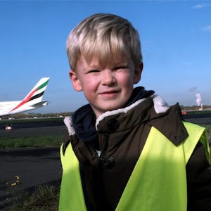 Vor wenigen Wochen lag Johann, 5, auf der Intensivstation. Jetzt steht er aufgeregt auf dem Vorfeld der Landebahn am Flughafen Düsseldorf.