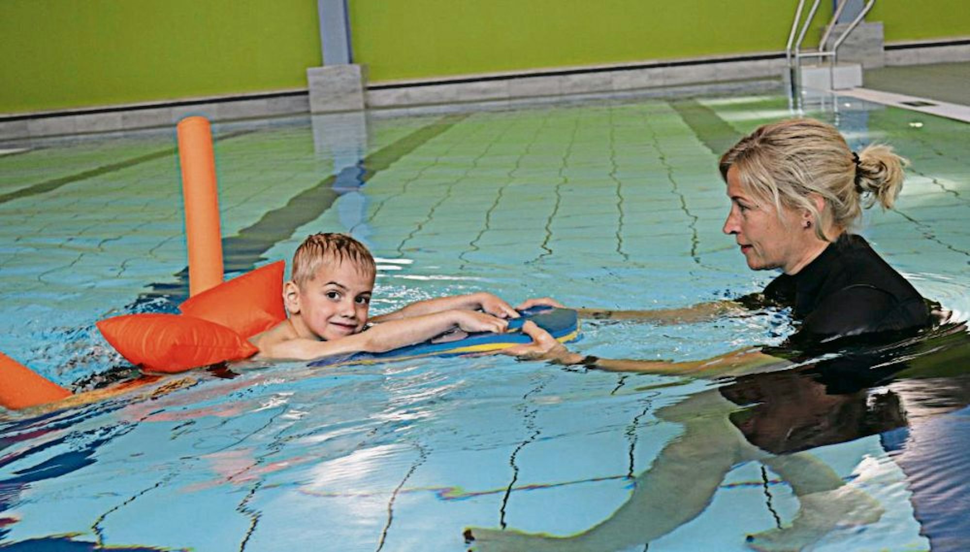 In den Online-Videos sieht man, wie die Schwimmlehrerin Simone Schridde die Übungen mit ihrem Schützling im Wasser vormacht.