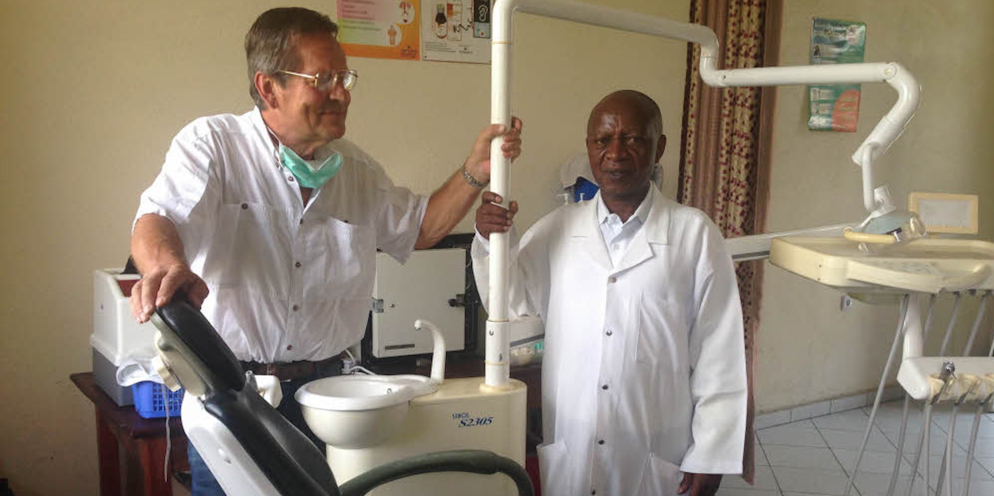 Dr. Hartmut Uellendahl in seiner afrikanischen Praxis. Ein einheimischer Arzt unterstützt ihn.