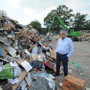 Innenminister Herbert Reul (CDU) vor zwischengelagerten Abfallbergen aus Leichlingens Stadtmitte in der Balker Aue.