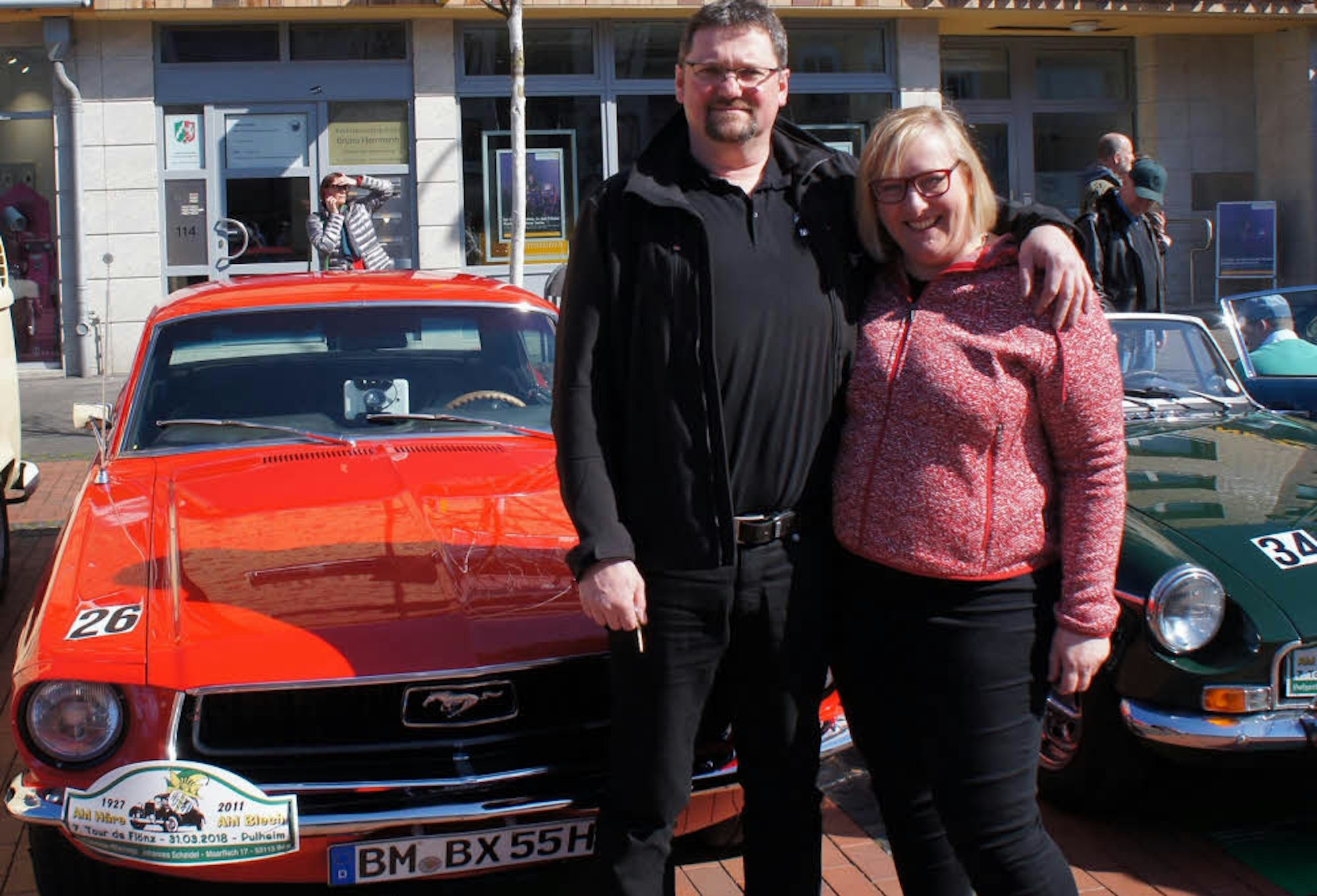Andrea Floss aus Bergheim und ihr Mann mit ihrem 1968er Ford Mustang zu Gast bei der Mille Miglia.