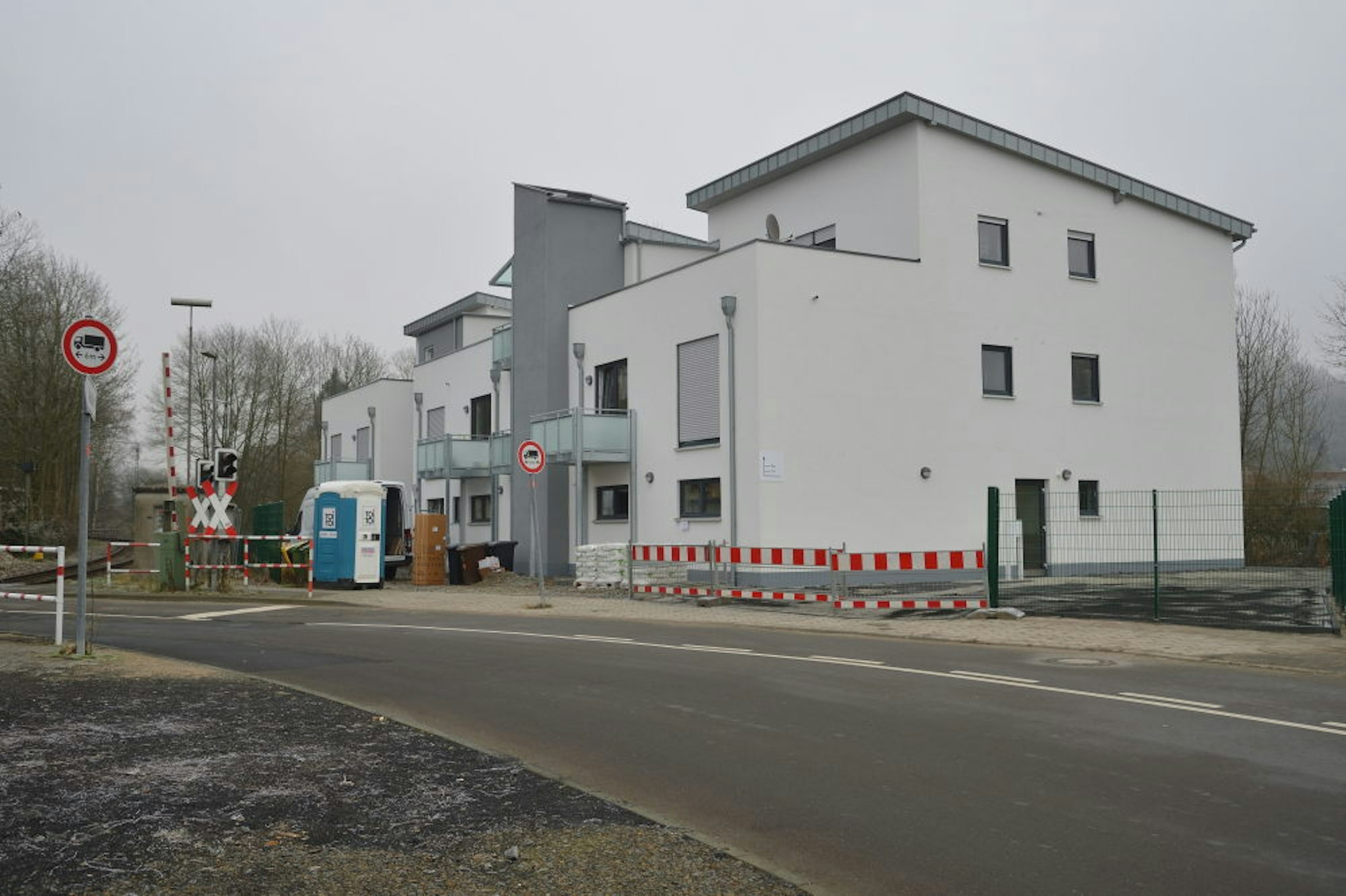 Zwischen Bahn und Agger hat die Stadtentwicklungsgesellschaft nach einem Ratsbeschluss das Gebäude errichtet. Fotos: Arlinghaus