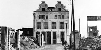 1943 wurde das Viertel um den Großen Griechenmarkt während der Bombenangriffe auf Köln fast völlig zerstört. Die Grundmauern des Großen Bachem blieben stehen.
