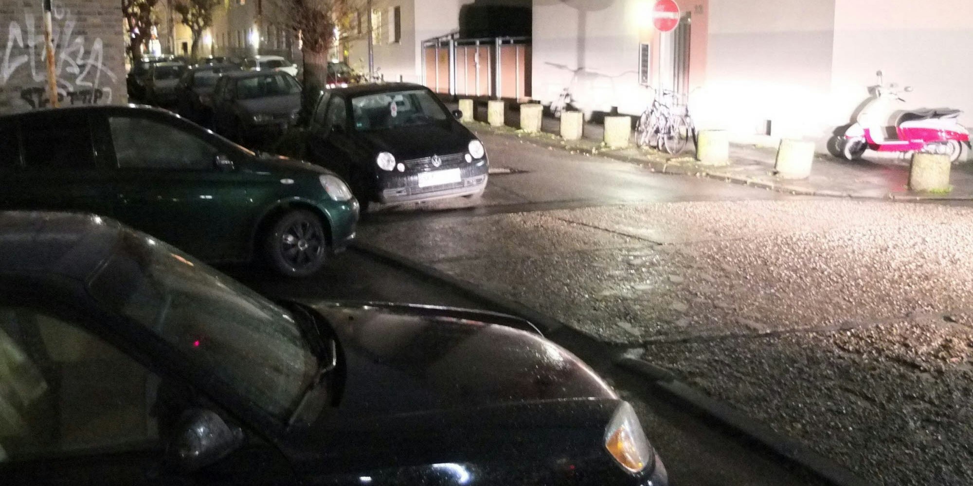 Gerade nachts wird in Ehrenfelds Straßen an allen Ecken und Enden geparkt.