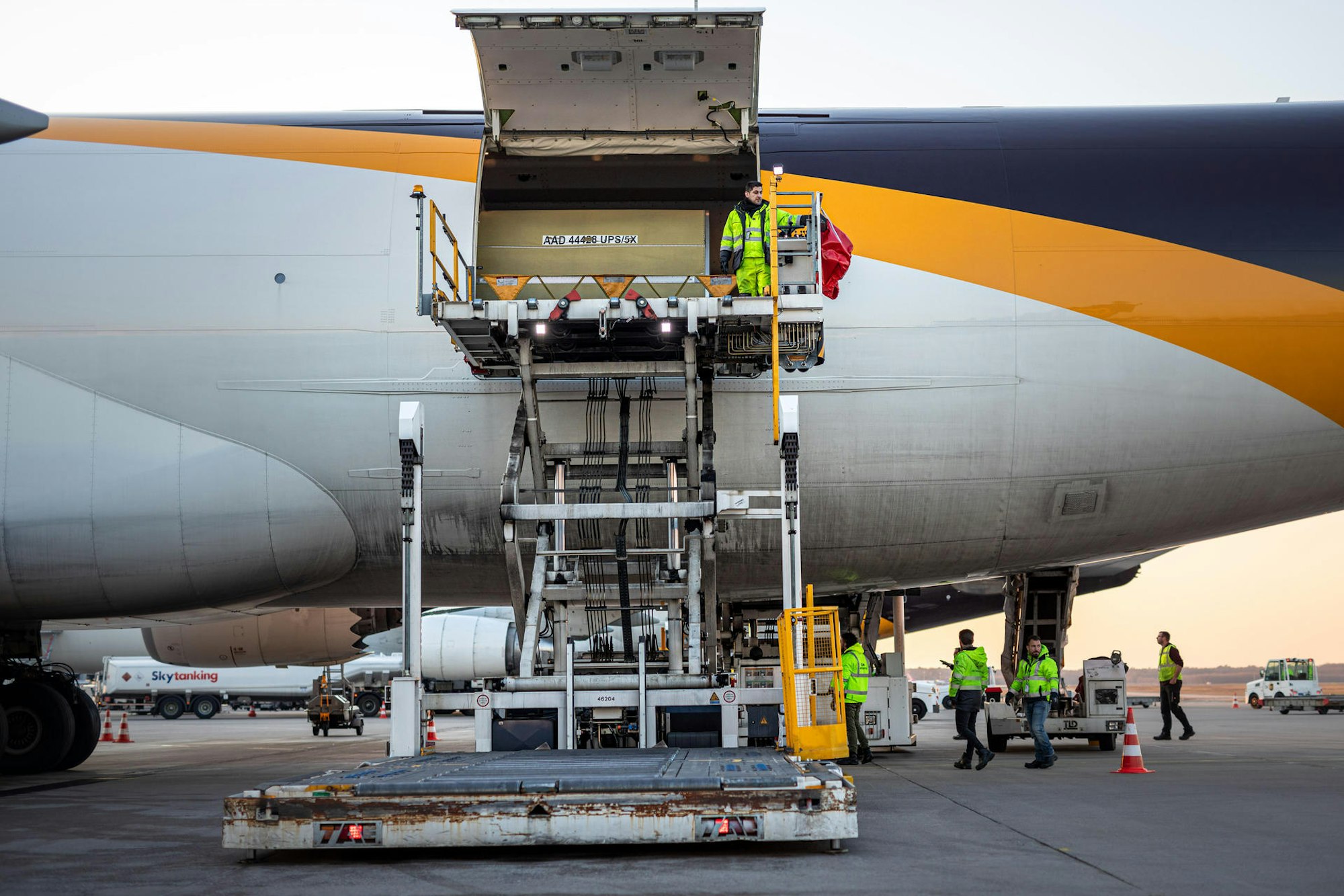 Hier wird ein Frachtflieger der Logistikfirma UPS am 2. April in Köln-Wahn entladen. 43 Jets setzt UPS täglich ab Köln ein. Vor allem wichtige medizinische Materialen werden so auch bei geschlossenen Landgrenzen auf der ganzen Welt nach NRW geflogen.