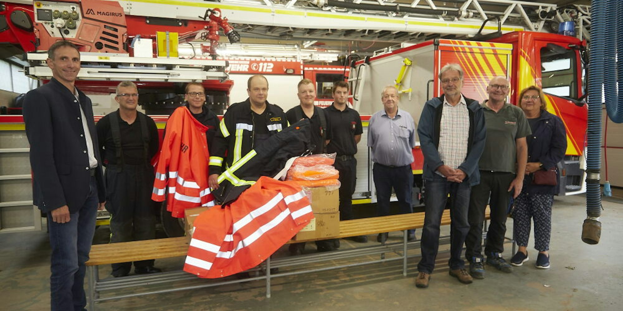 Neue Feuerwehrausrüstung übergab Johannes Grothoff (2.v.r.) an den Löschzug Schleiden.