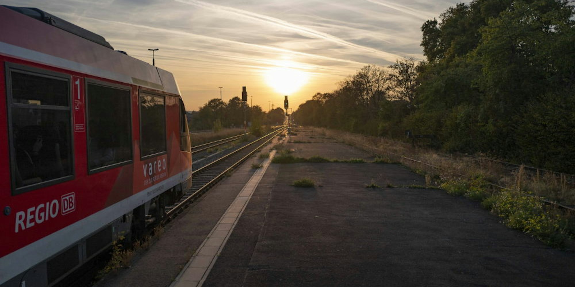 Der Sonne entgegen: Brechen für die Bahnpendler bald bessere Zeiten an? Die geplante Elektrifizierung gilt als ein Schlüssel für ein attraktiveres Angebot auf der Eifelstrecke.