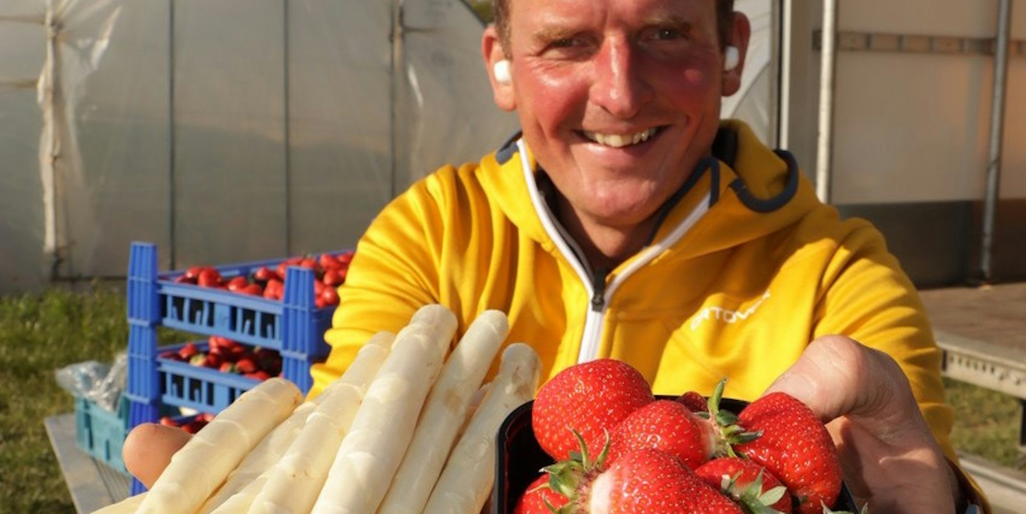 Klaus Langen präsentiert Spargel und Erdbeeren.