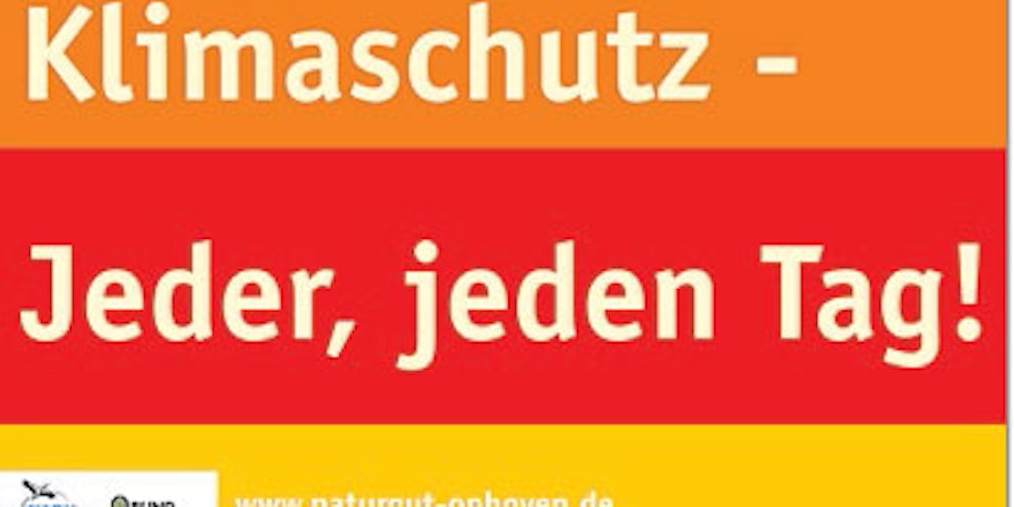 Orange, rot, gelb: Diese Flagge ist Teil der Klimaschutz-Kampagne von Naturgut Ophoven, Nabu und BUND.