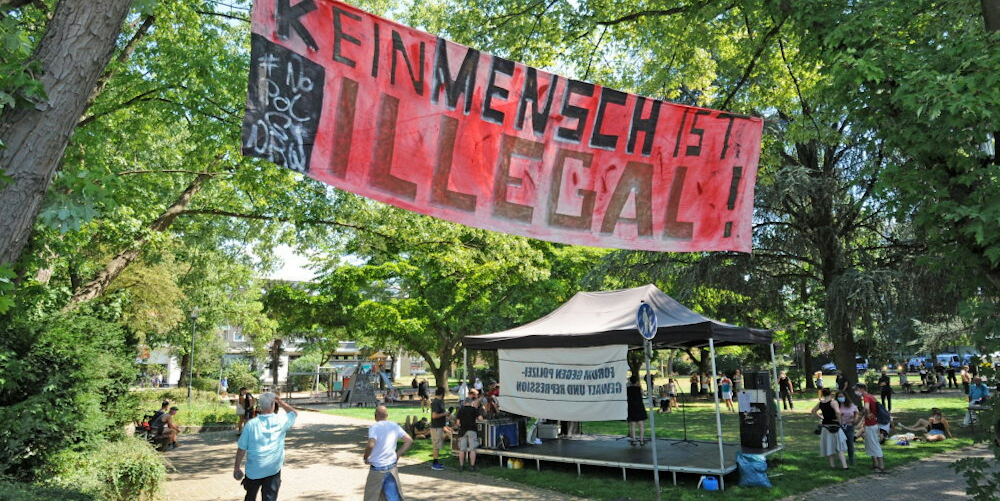 Kundgebung gegen Reuls Politik im August 2020 im Leichlinger Stadtpark.