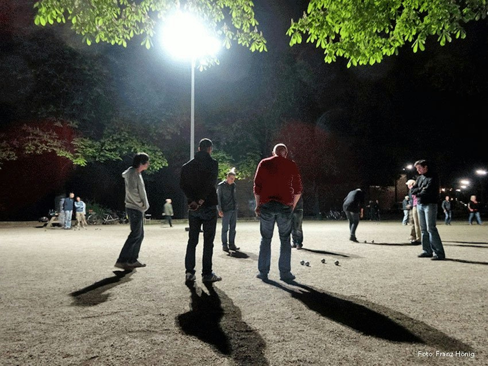 In Köln-Nippes kann bei Flutlicht bis in die späten Abendstunden gespielt werden