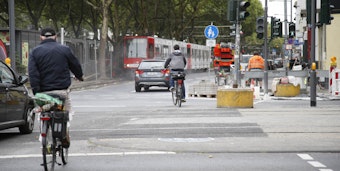 Fahhradfahrer, die über die Luxemburger Straße wollen, müssen künftig am Sülzgürtel auf die Fahrbahn ausweichen oder sich an den Fußgängern vorbeischlängeln.