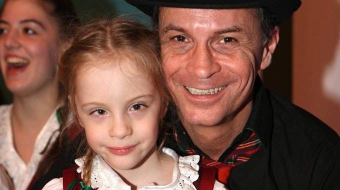 Papa und Tochter im Karnevalsfieber: Peter Brings und Lilli trafen sich erstmals als „Kollegen“ auf einer Sitzung.