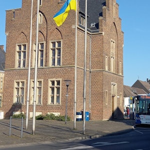 Die ukrainische Flagge weht am Lechenicher Rathaus.