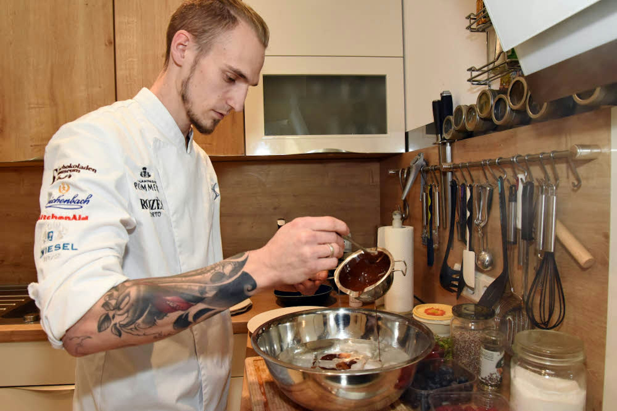 Leidenschaftlich gerne steht der Patissier Cyril Becker in der Küche und zaubert wahre Dessert-Kunstwerke aus unterschiedlichen Lebensmitteln.
