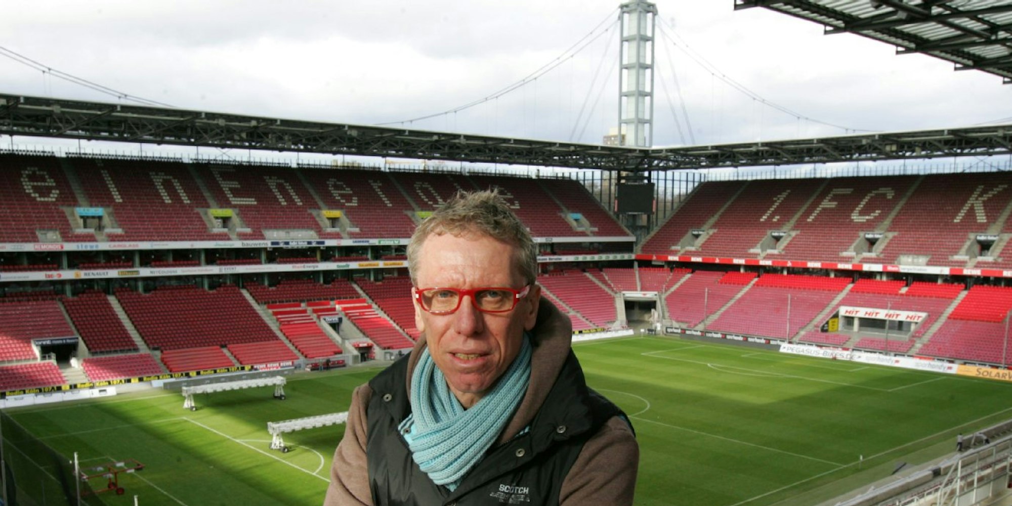Peter Stöger im Rhein-Energie-Stadion. Der Fußball-Tempel soll auf Wunsch des 1. FC Köln deutlich größer werden.