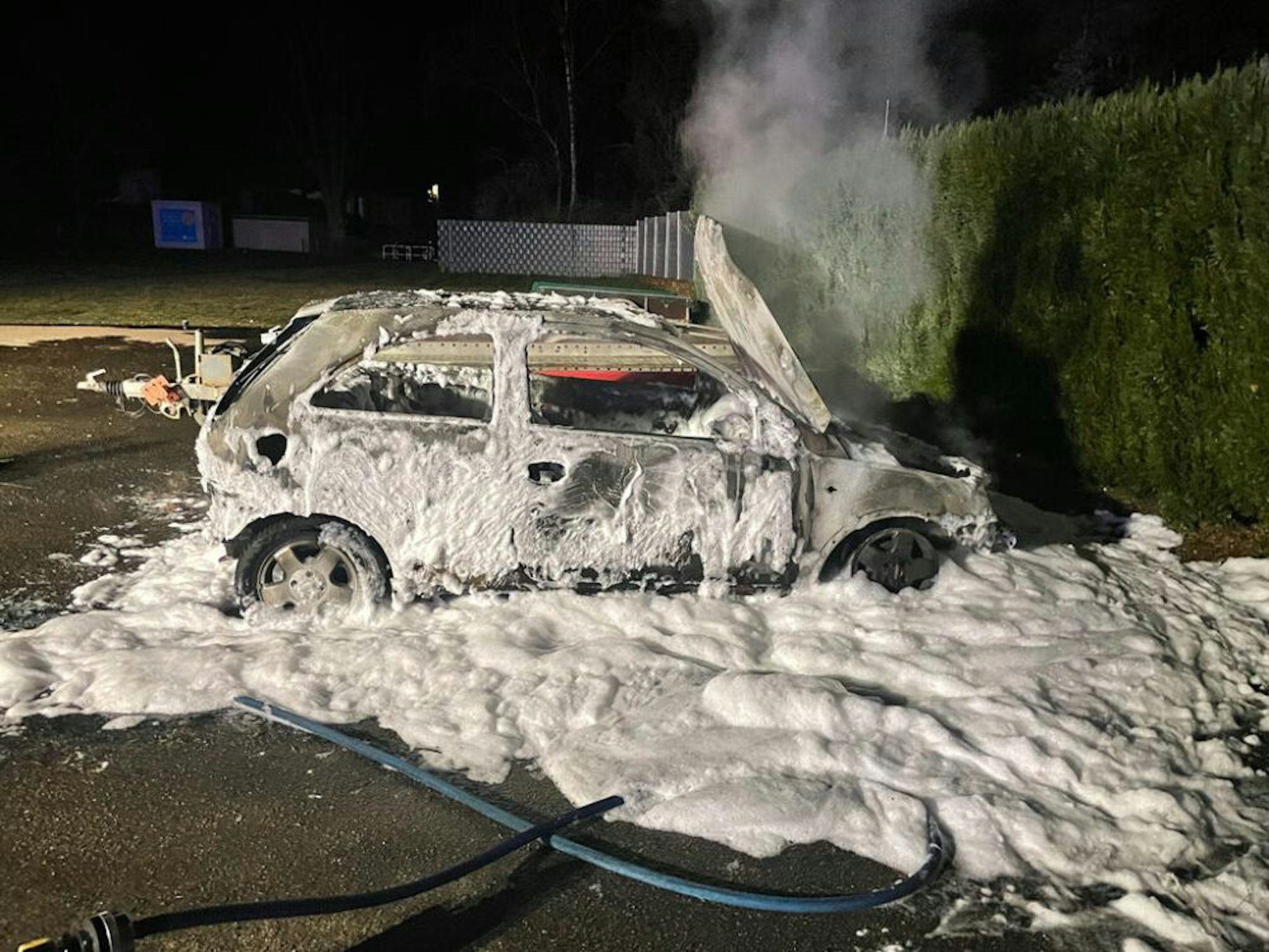 Der Kleinwagen brannte komplett aus.