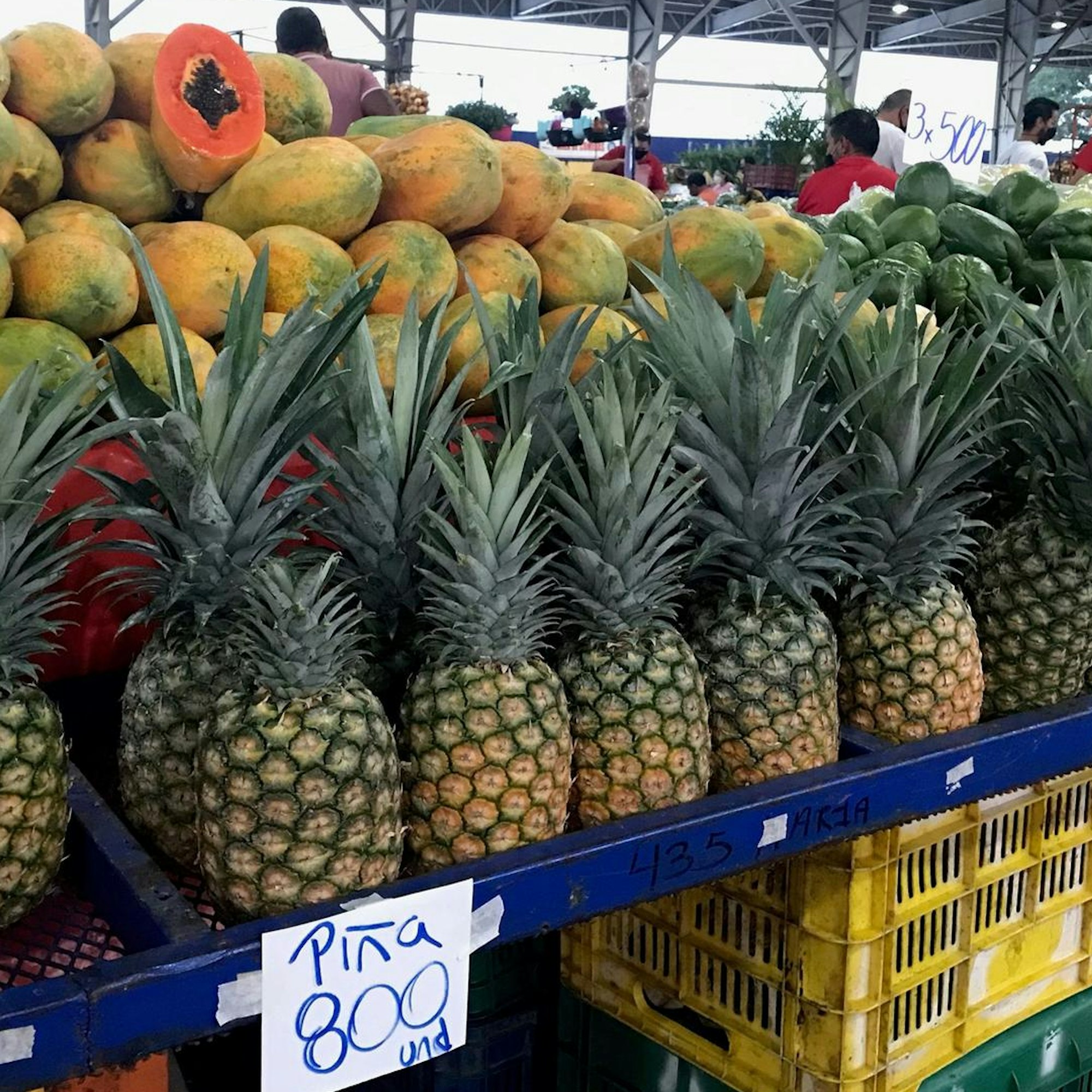 Marktstand mit Ananas und Papayas