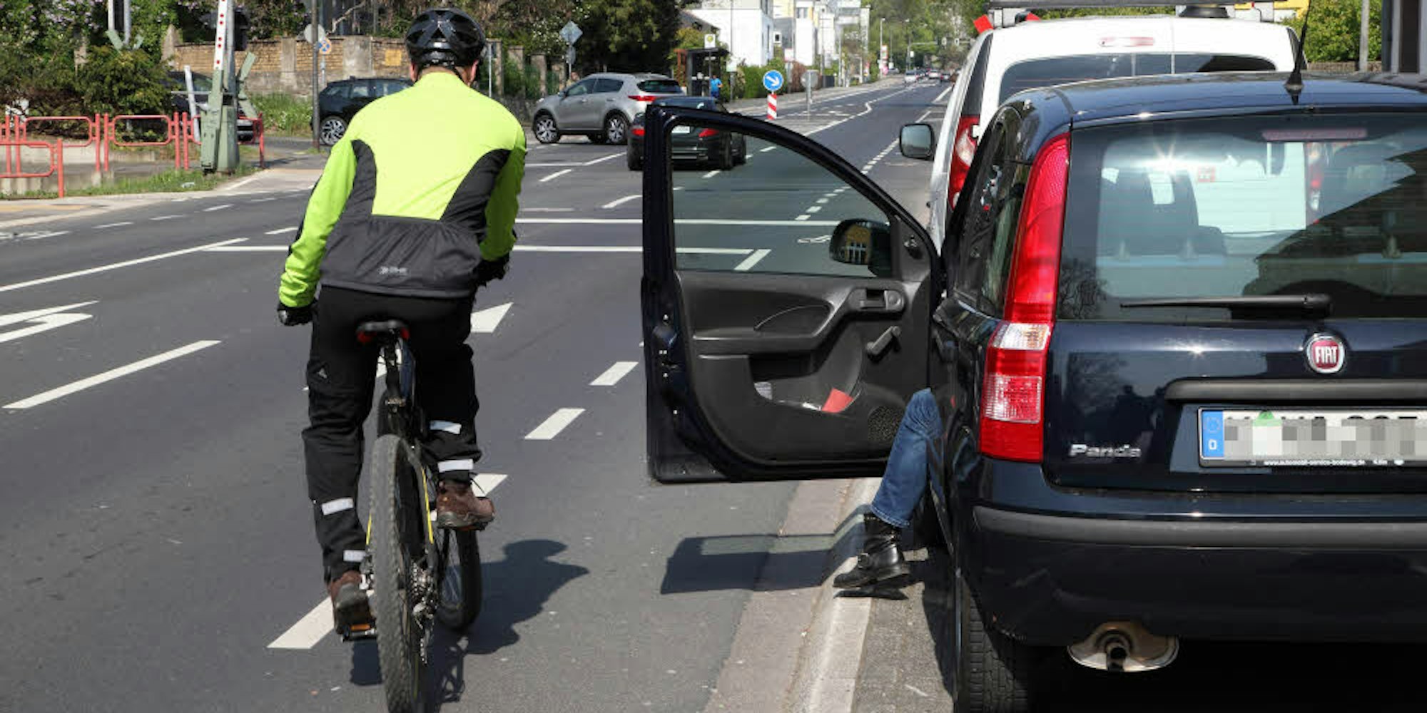 Der Test beweist: Öffnet ein Autofahrer unbedacht die Tür, müssen Radler auf die Straße ausweichen.