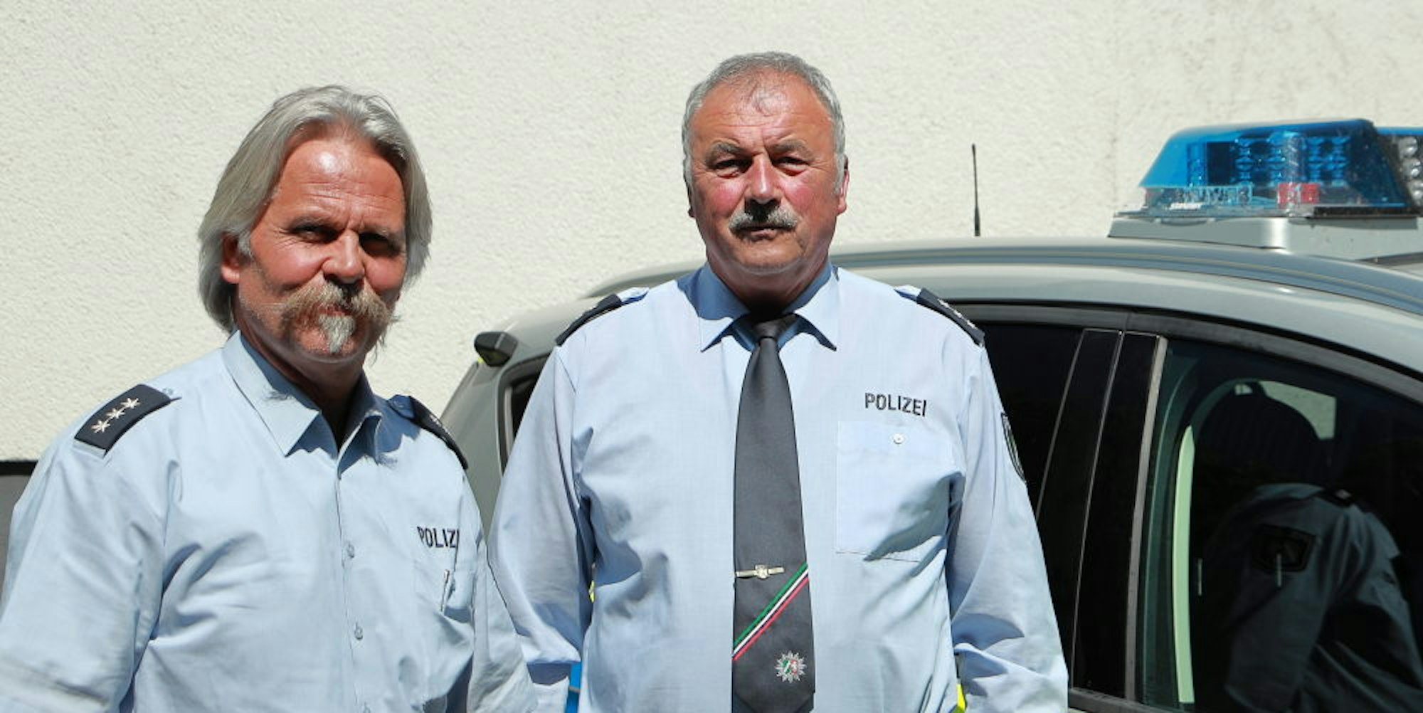 Auch der Alltag der Polizisten hat sich in der Corona-Zeit verändert, wie Roger Kath (l.) und Lothar Willems berichten.