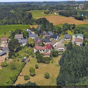 Anwohner der Siedlung Neuenhaus im Gladbacher Stadtteil Moitzfeld haben eine Fotomontage auf Grundlage von Google Earth angefertigt, die die Dimensionen des 30 Meter hohen Funkmastes (rechts) zeigt.