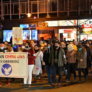 Die Verwendung der Friedenstaube veranlasst den Organisator der Ostermärsche in Oberberg, sich von den Organisatoren der Gummersbacher Montagsdemos deutlich zu distanzieren.