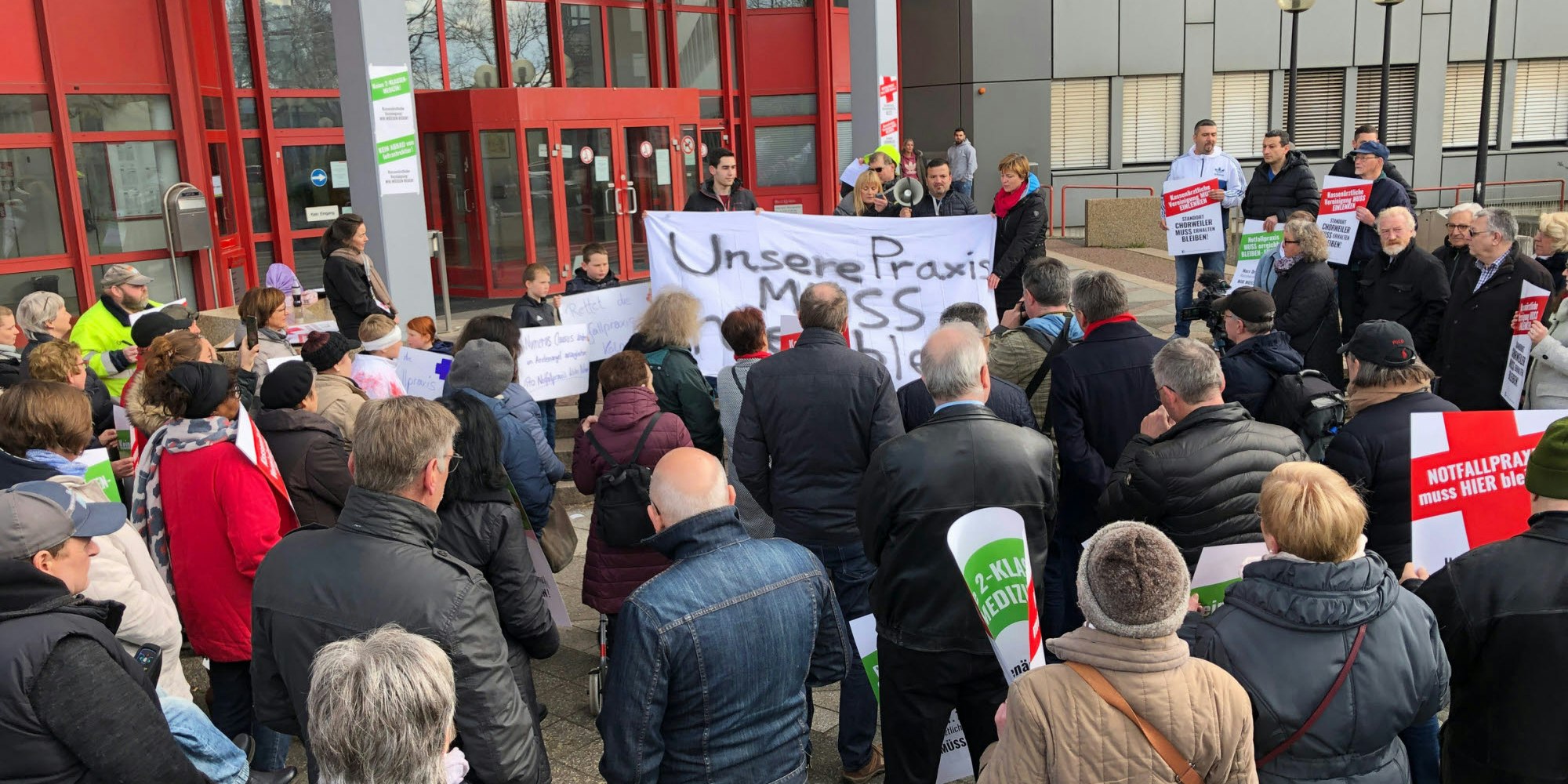Bereits im April haben Bürger gegen die geplante Schließung der Notfallpraxis in Chorweiler protestiert.