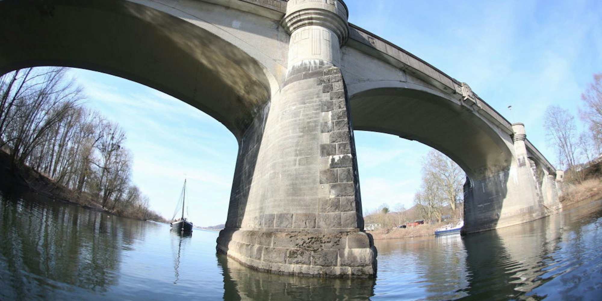 In die Jahre gekommen: Die marode Bogenbrücke, die das Festland mit der Insel Grafenwerth verbindet, weist erhebliche Schäden in der Bausubstanz auf und muss zeitnah saniert werden.