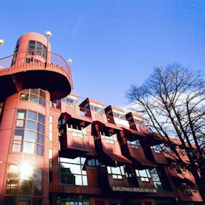 Eins der prägenden Gladbacher Gebäude ist der Bergische Löwe, 1977 von Architekt Gottfried Böhm geschaffen.