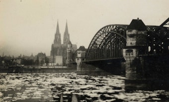 Das Foto entstand im harten Winter 1940, als der Fluss beinahe vollständig mit Eis bedeckt war. Eingesendet hat es Marion Piroth für das „Mein Köln“-Projekt des „Kölner Stadt-Anzeiger“.