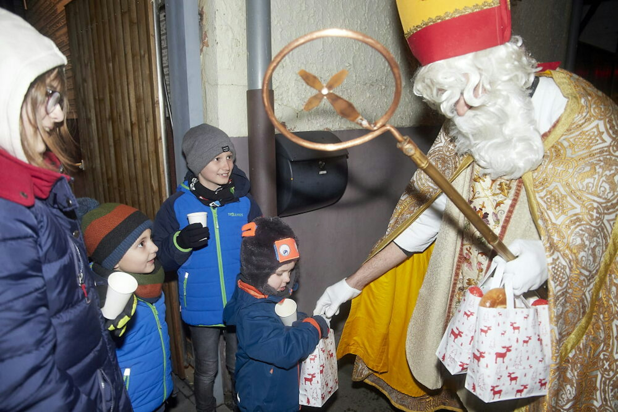 Fasziniert bestaunten die Kinder den Nikolaus, der ihnen die Geschenktüten überreichte.