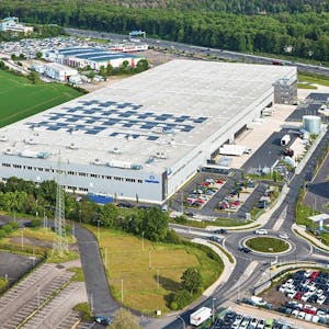 Computacenter hat 1728 Solarmodule auf dem Dach des Distributionszentrums in Kerpen aufstellen lassen.