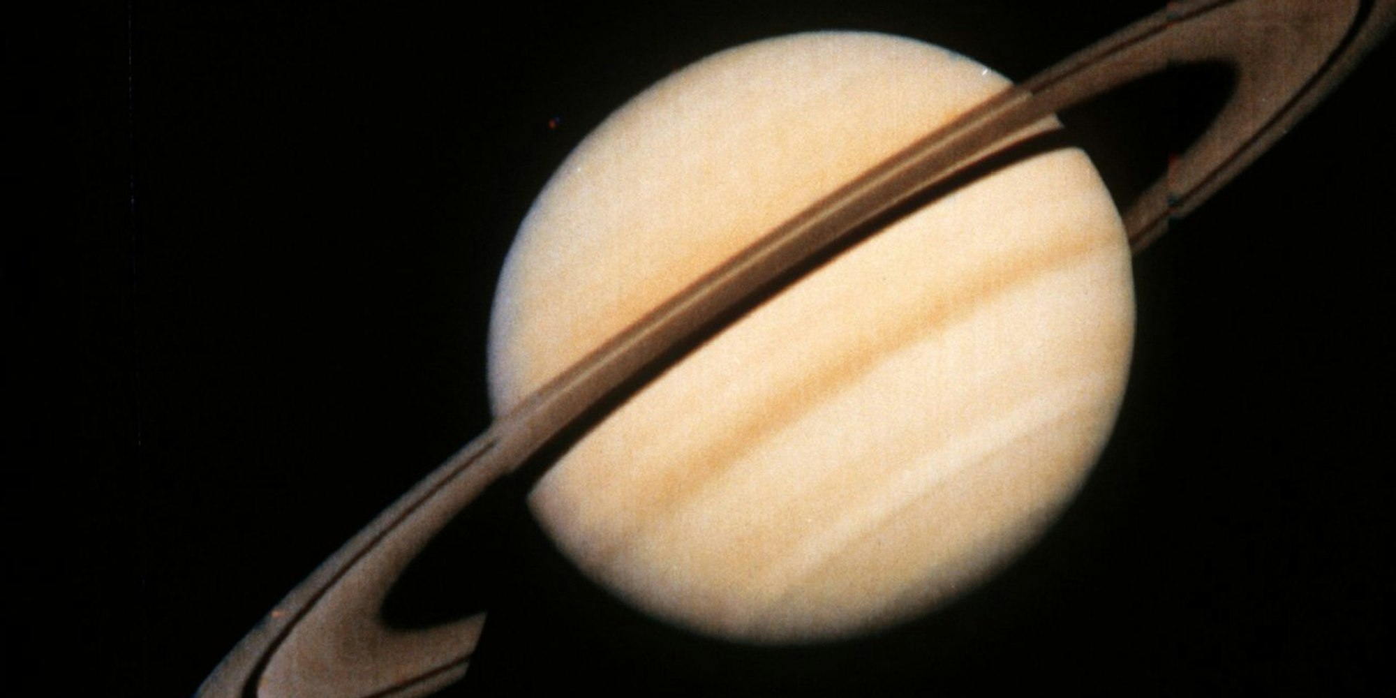 Das Bild zeigt den Saturn und wurde von der Sonde Voyager 1 im Jahr 1980 aufgenommen.