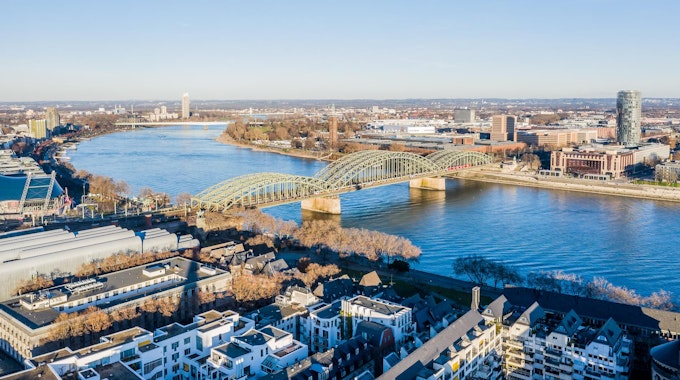 Blick aus der Luft auf die Hohenzollernbrücke über den Rhein