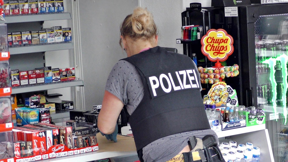 Eine Polizisten sichert Spuren nach einem Kiosk-Überfall.