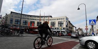 Der Schutzstreifen für die Radfahrer auf der Venloer Straße soll durchgehend mit roter Farbe versehen werden. (Bild: Rösgen)