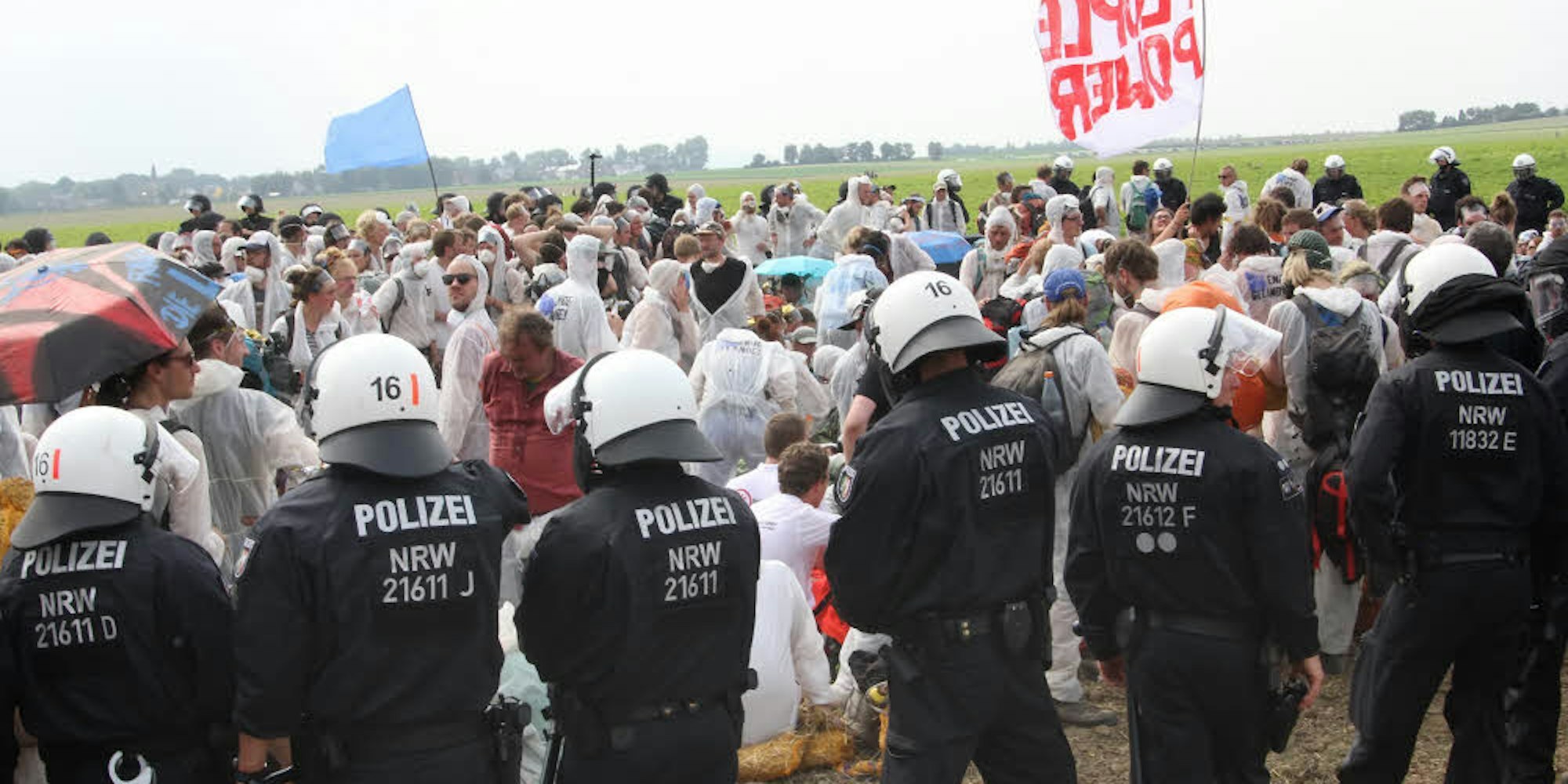 Beim Klimacamp 2017 demonstrierten viele friedlich gegen die Braunkohle, aber es gab auch Gewalt gegen Polizisten.
