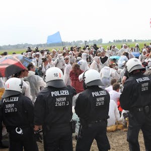 Beim Klimacamp 2017 demonstrierten viele friedlich gegen die Braunkohle, aber es gab auch Gewalt gegen Polizisten.