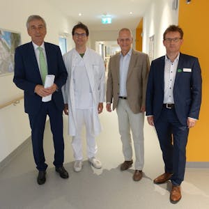 Blicken optimistisch in die Zukunft: die Geschäftsführer der Kreiskrankenhaus GmbH, Manfred Herrmann (l.) und Hermann Gemke (r.) sowie die Chefärzte Carsten Schacher und Michael Münchmeyer.