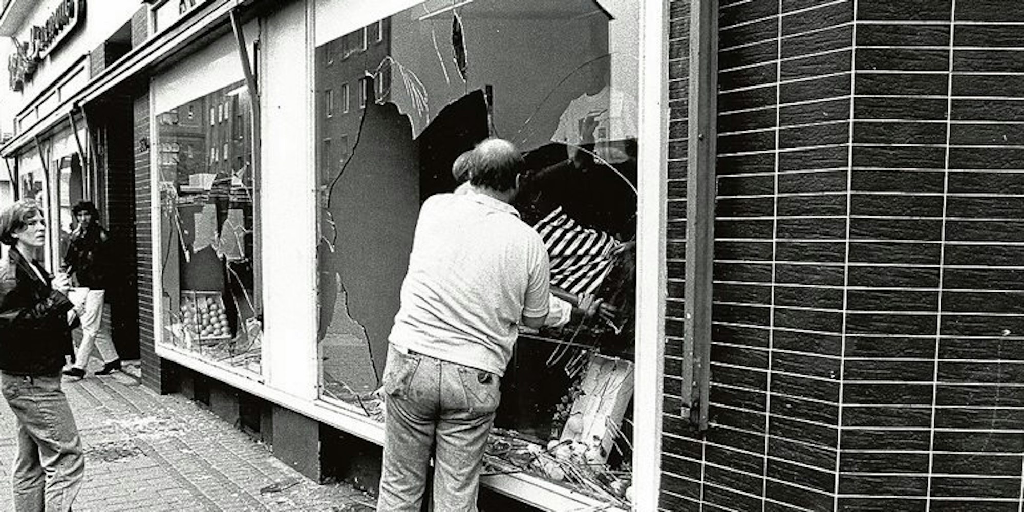 Ein Bild der Verwüstung bot die Venloer Straße nach der Demonstration vor 20 Jahren.