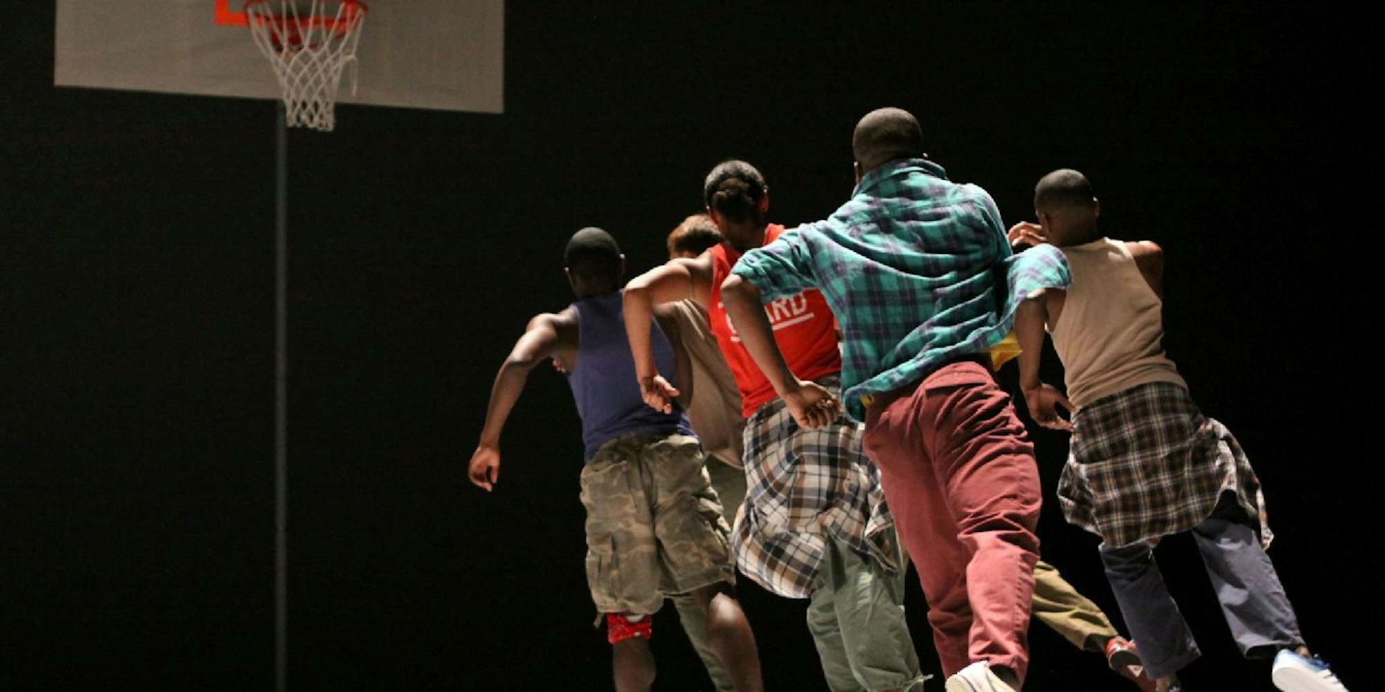 Das urbane Amerika liegt am Boden, seine Ghetto-Kids rennen in Kyle Abrahams Tanzstück „Pavement“ um ihr Leben.