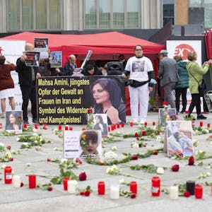 Mit Blumen und Kerzen gedachten die Demonstranten der im Iran zu Tode gekommenen Mahsa Amini.