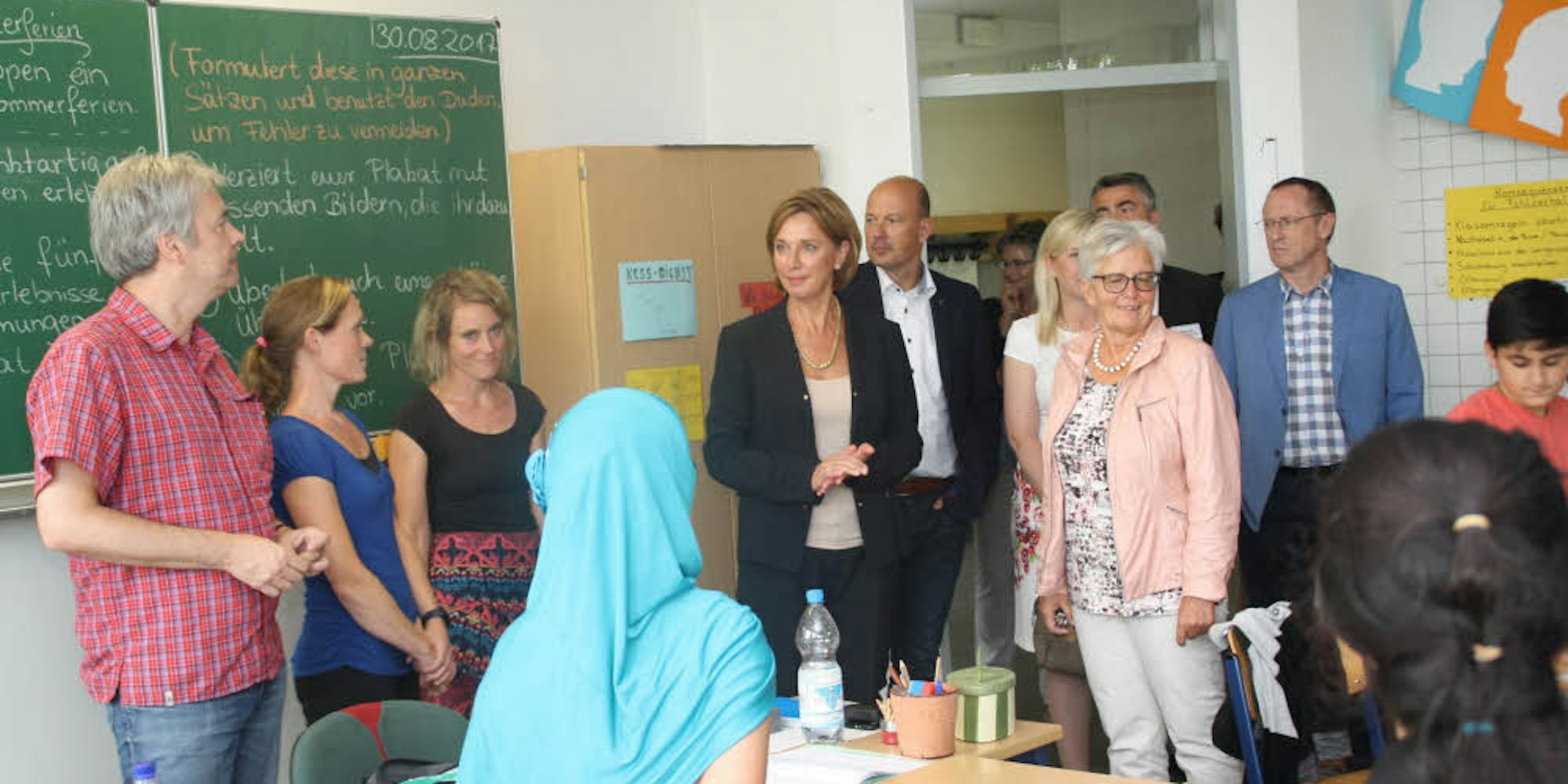 Schulministerin Yvonne Gebauer (Mitte) besuchte am ersten Schultag nach den Sommerferien die Hauptschule Herbertskaul in Frechen. Sie sah sich den Unterricht in verschiedenen Klassen an.