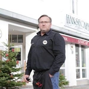 Alle Vereine und Firmen haben ihre Weihnachtsfeiern abgesagt, berichtet Adam Jarek, Wirt im Hanse-Café am Markt in Wipperfürth.